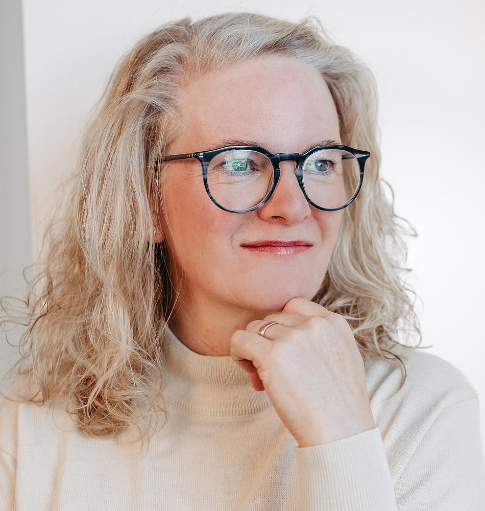 Bild von Mandy Mahne vor einer weißen Wand